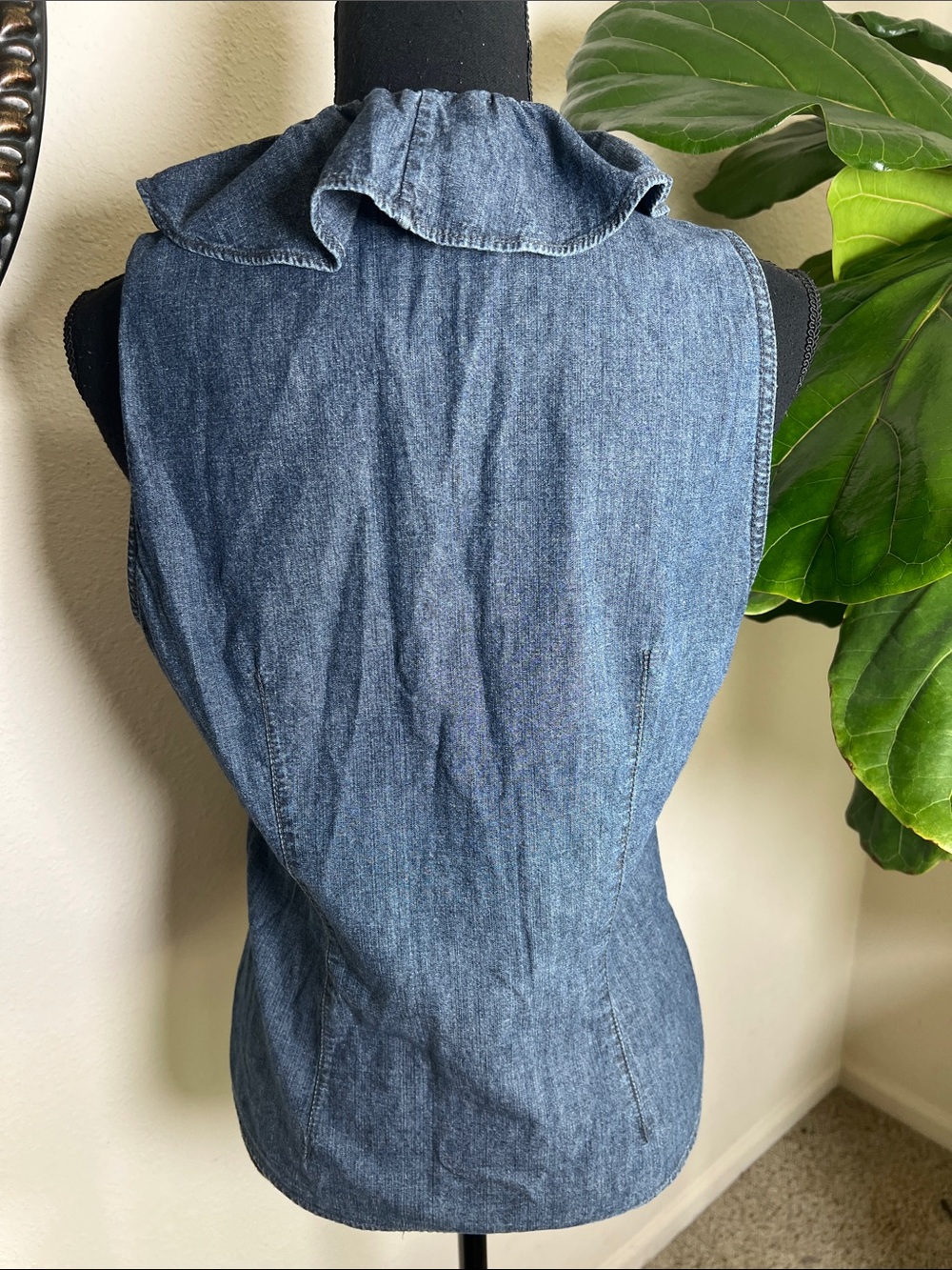 CHAPS Women’s Vintage Denim Sleeveless Ruffle Front Blouse Size 10 - Picture 4 of 14